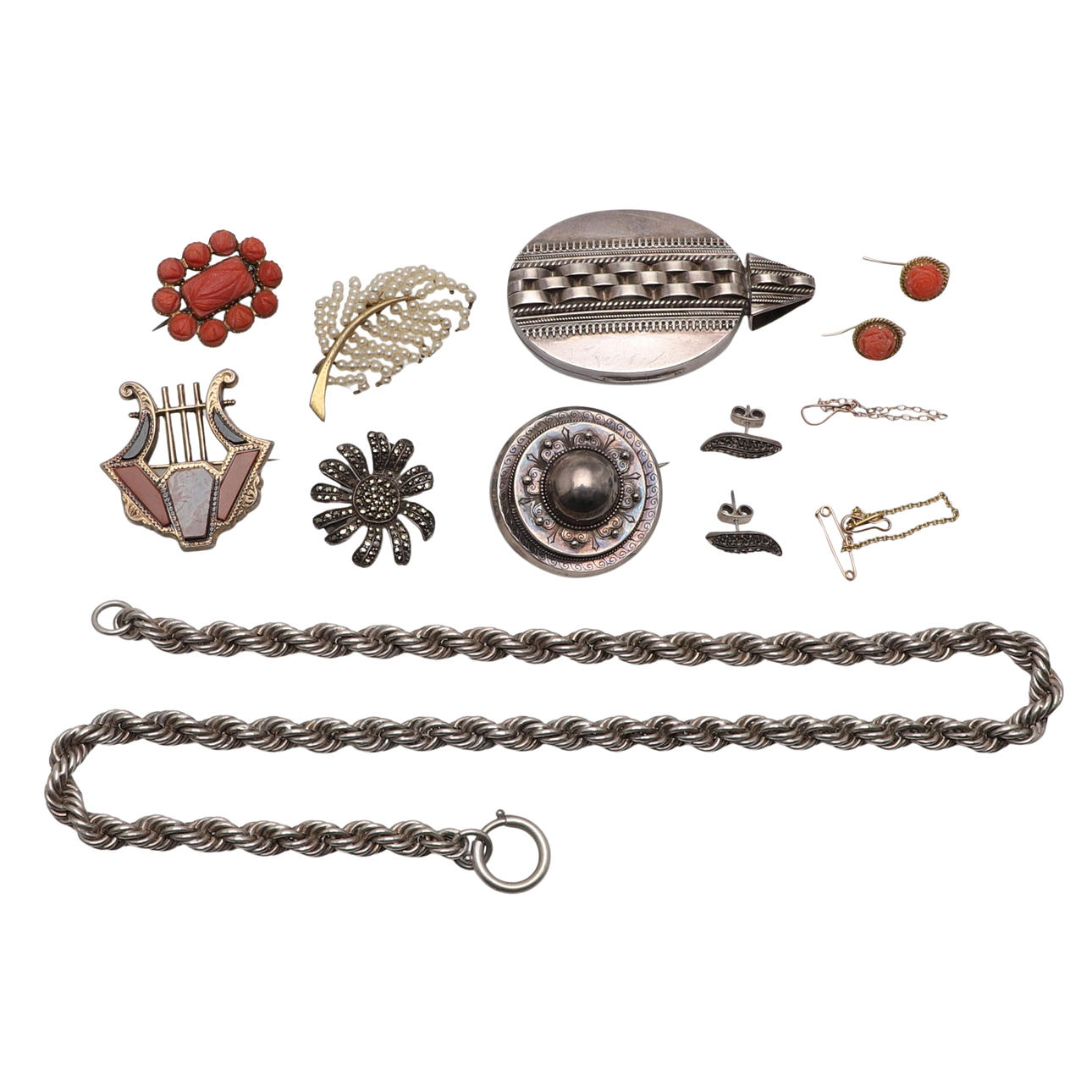 A SCOTTISH PEBBLE BROOCH, A VICTORIAN SILVER LOCKET ETC.