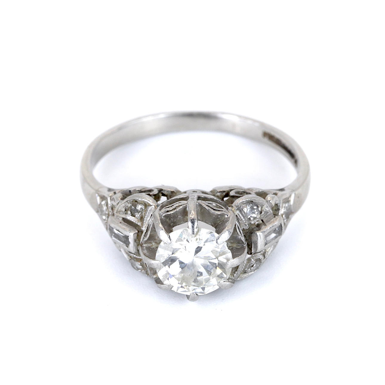 1930'S DIAMOND SOLITAIRE RING.