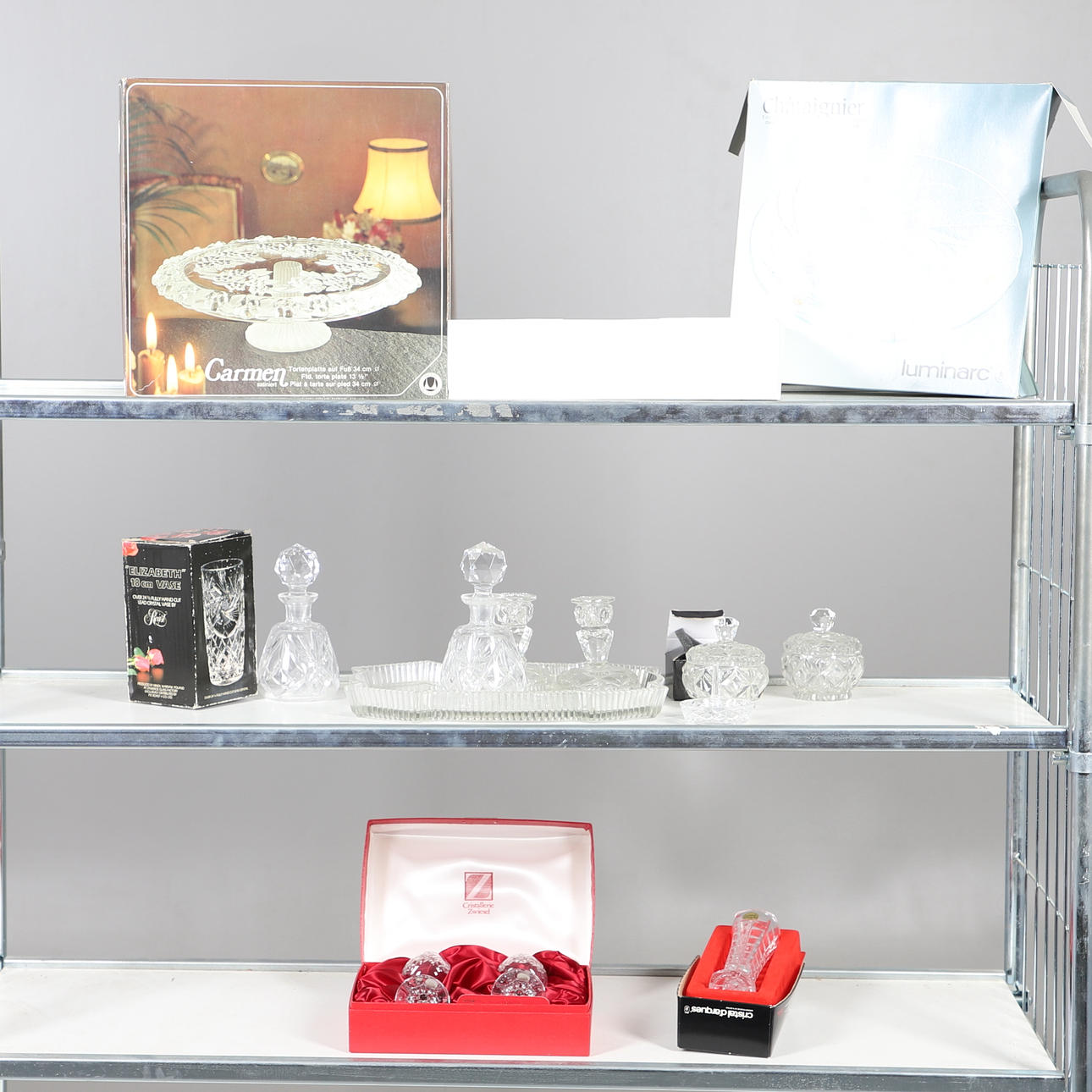 A QUANTITY OF CUT GLASSWARE.