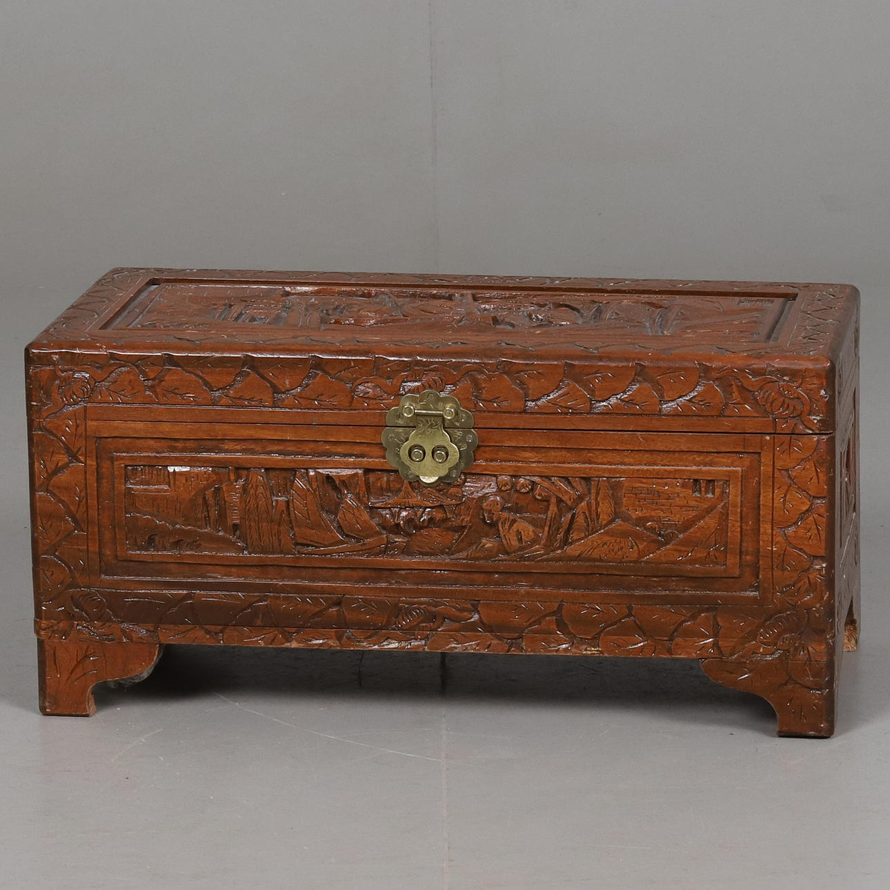 KAMFERKISTA. Skuret trä, Kina.