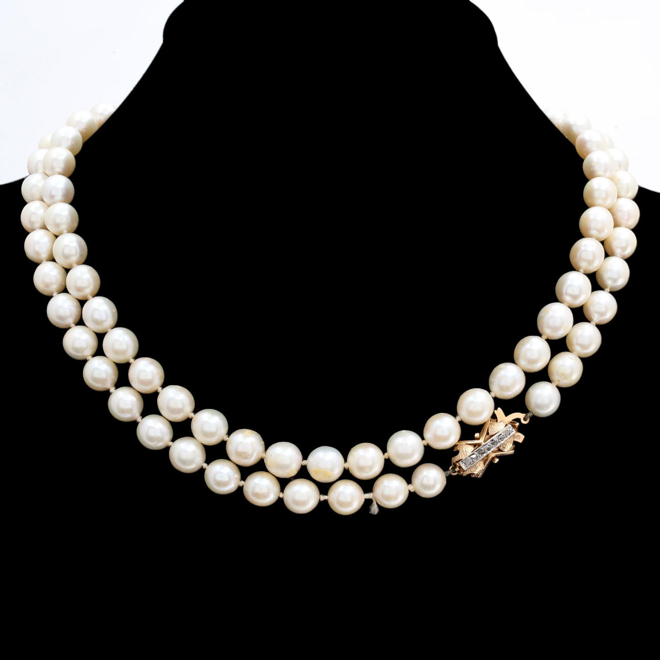 Pearls long necklace.