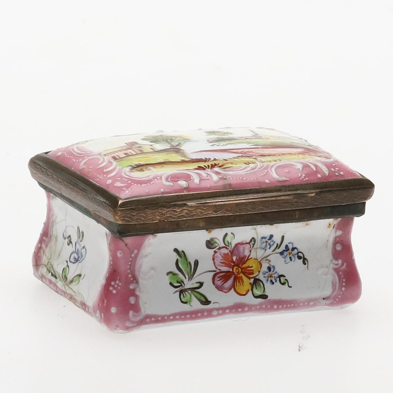 SNUFF BOX. An enamelled copper, Rococo, 18th century.