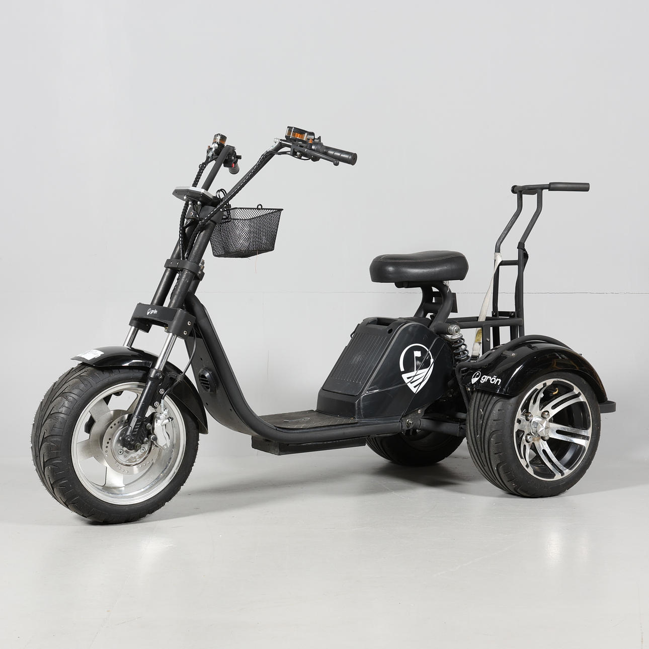 ELECTRIC SCOOTER, 3-Wheels, Golf Bag Holder.