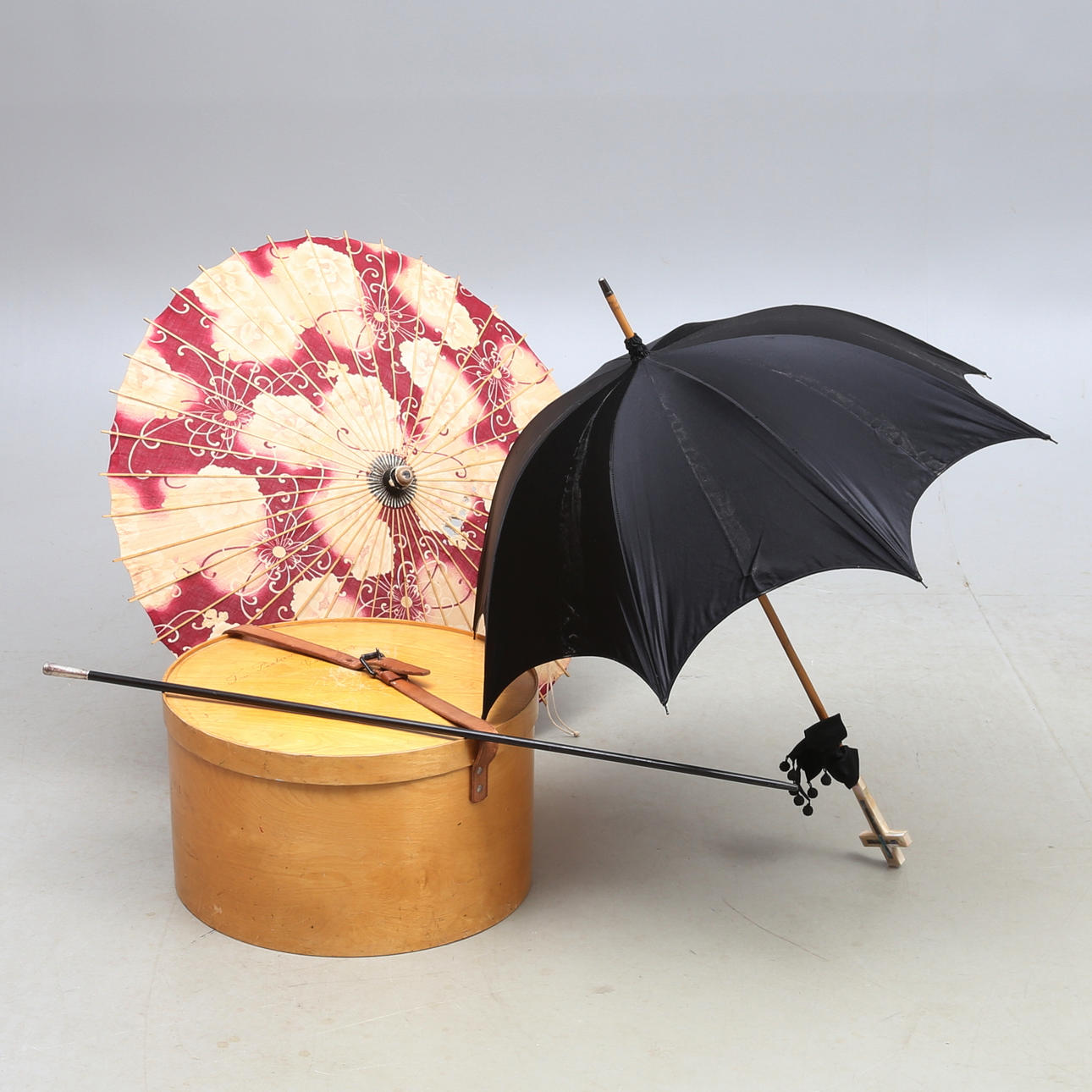 HATTASK, KÄPP med grepp av silver, PARASOLLER 2 st, 1800/1900-tal.