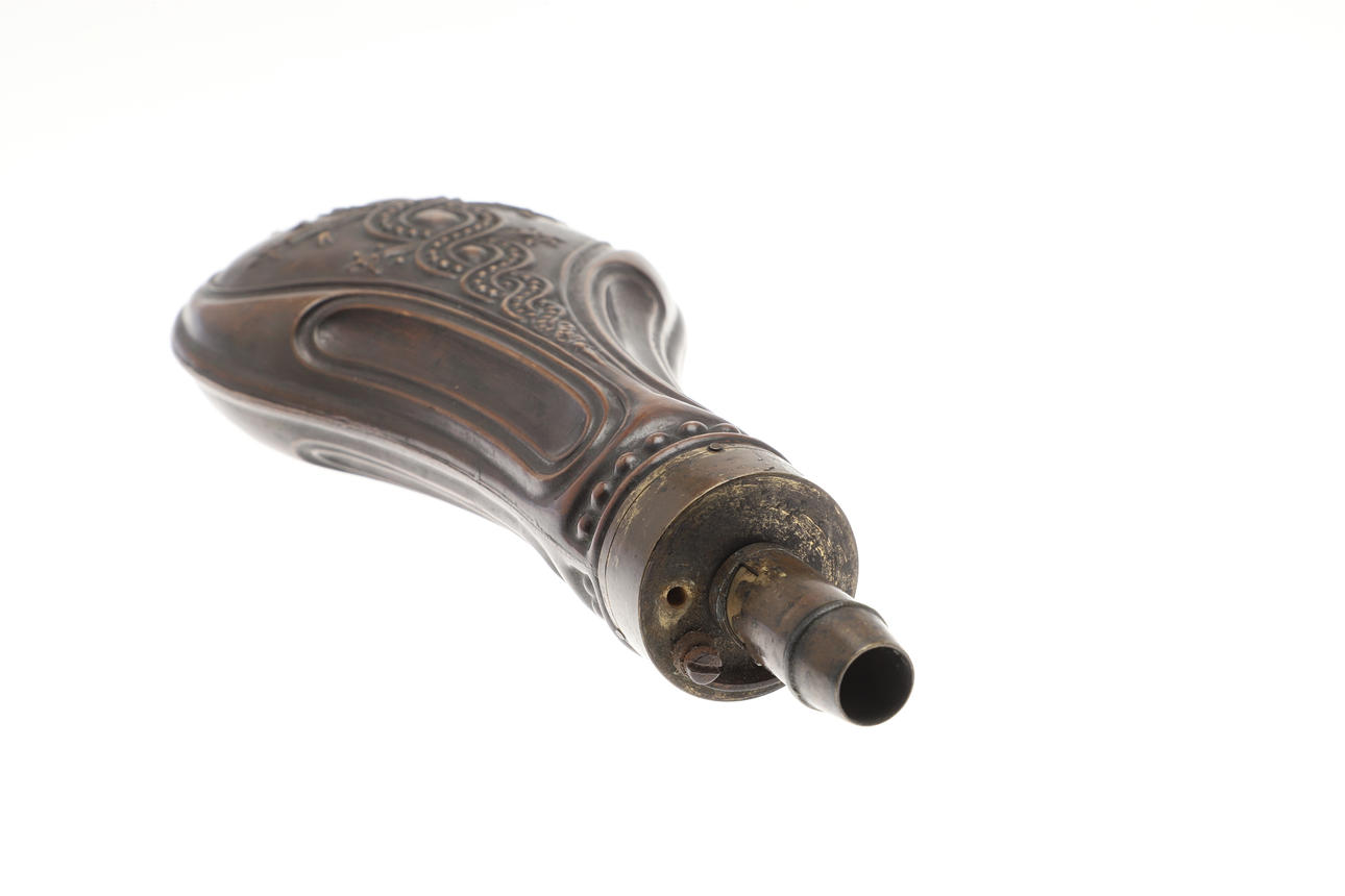 A LARGE DECORATIVE COPPER BODIED POWDER FLASK. Weapons & Militaria ...
