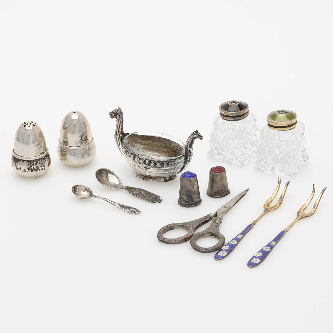 SAMLING SILVER, 11 delar, silver, emalj samt glas.