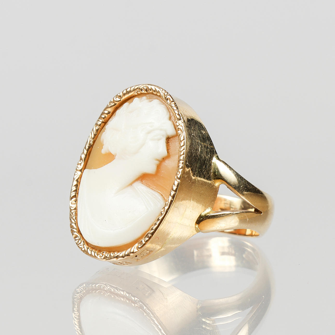 RING 18k gold with seashell camel.