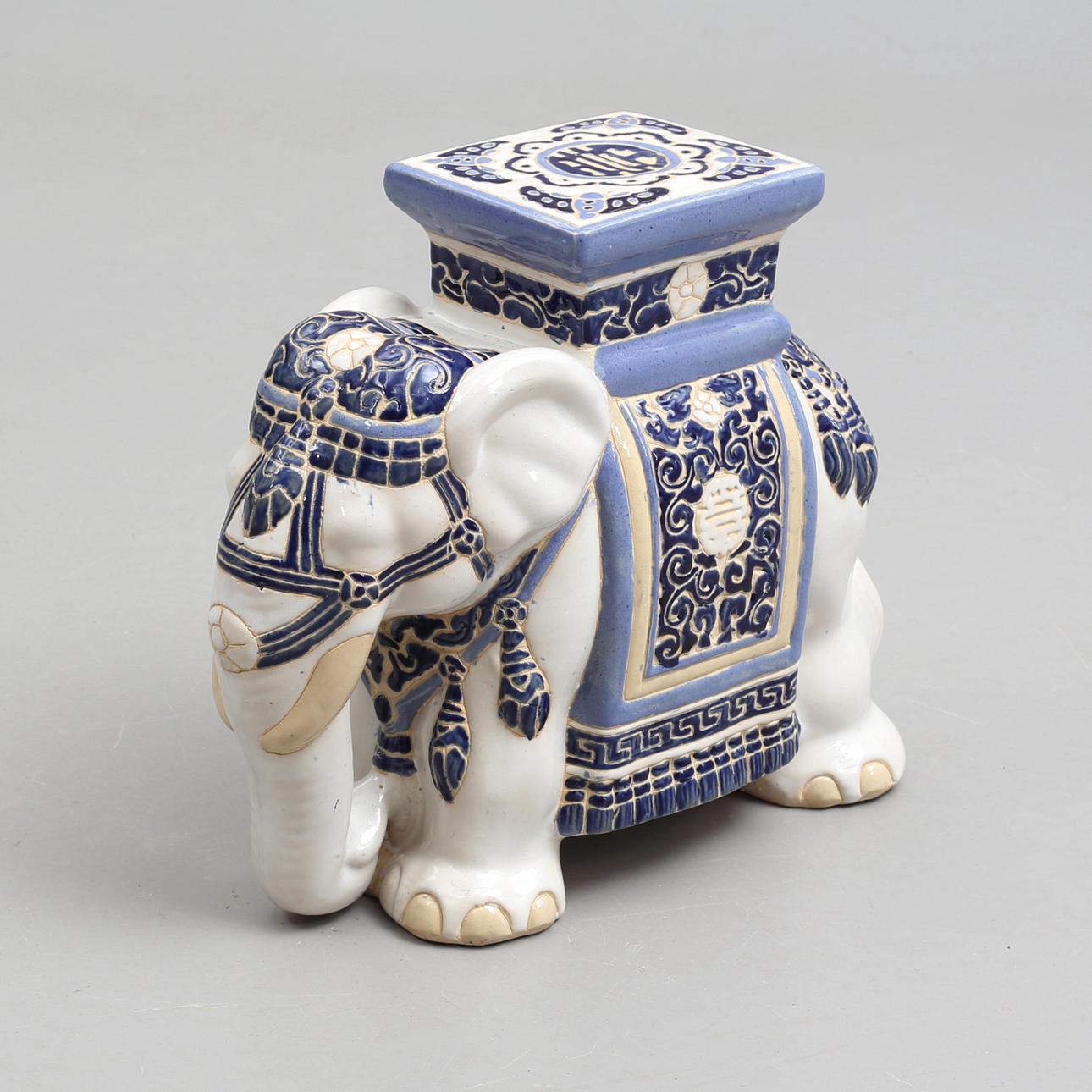 PIEDESTAL i form av elefant, porslin.