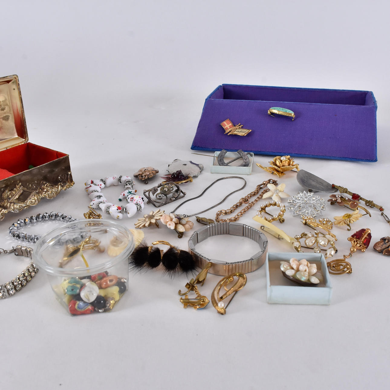 PARTI SMYCKEN OCH BIJOUTERIER, 1-låda.