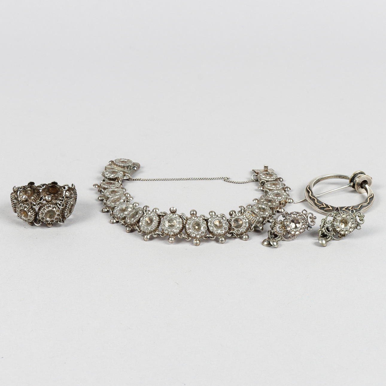 SMYCKESET 4 delar silver samt dräktbrosch silver.