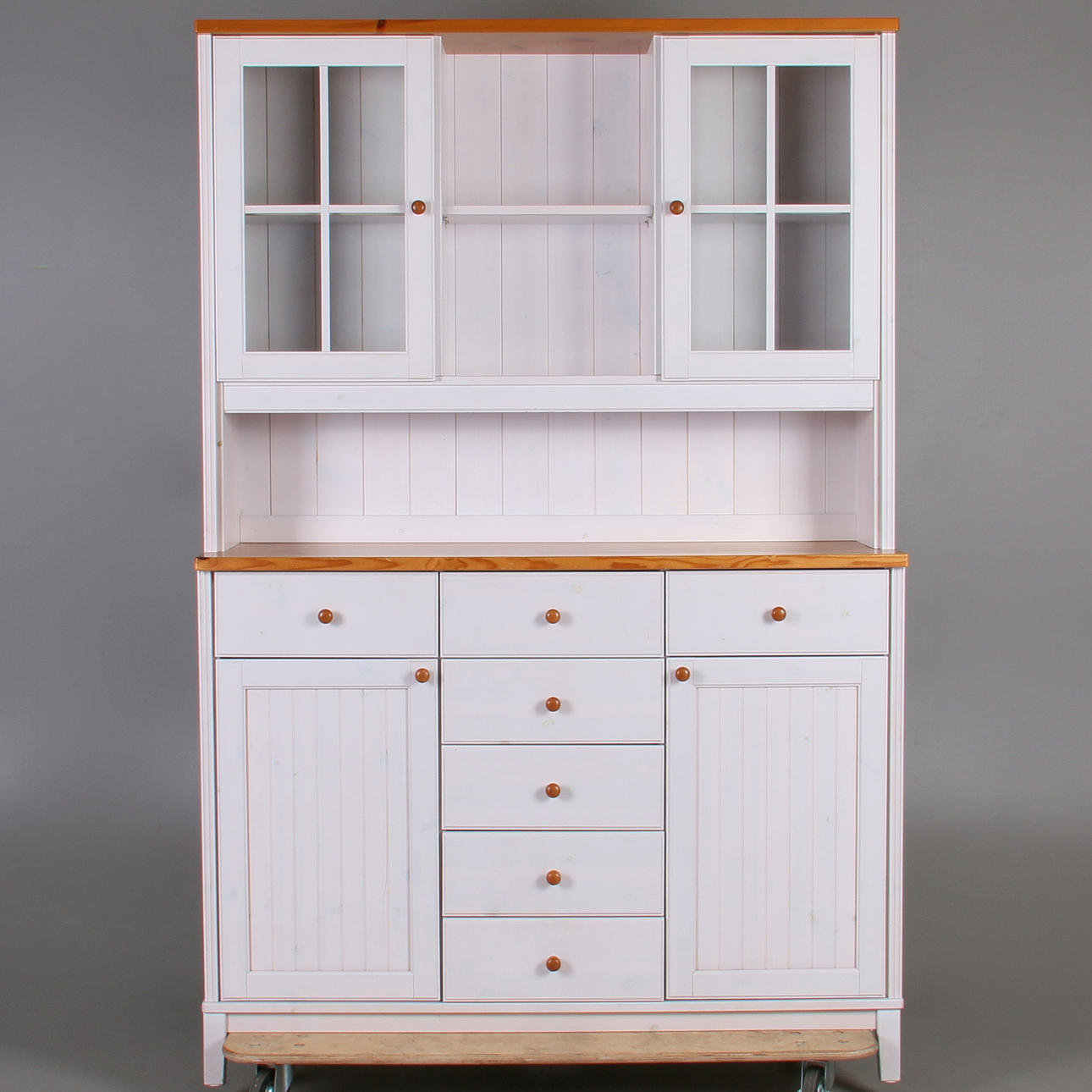 MATSALSSKÅP, med vitrinöverdel, furu, samtida.