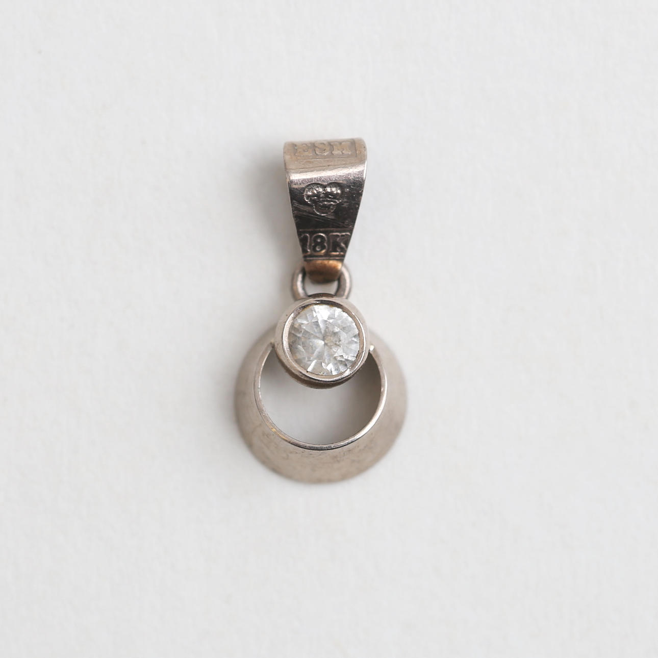 HÄNGE, 18 l vitguld, 0,42 gram.