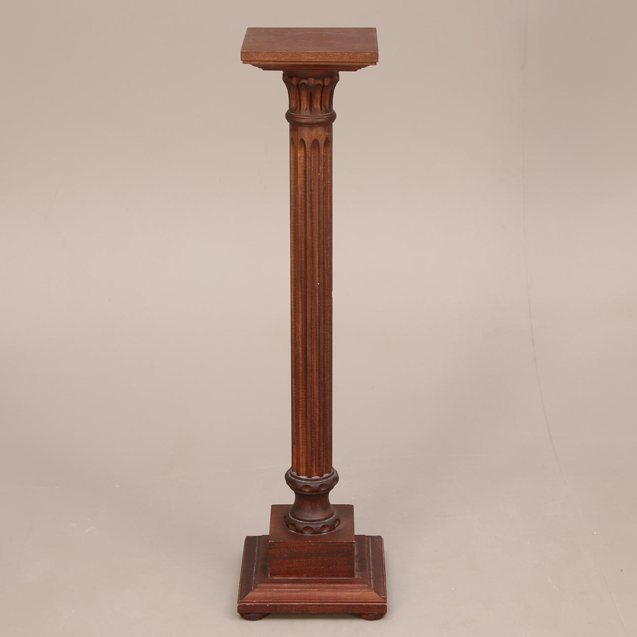 PIEDESTAL, brunlaserad furu, gustaviansk stil, 1900-tal.