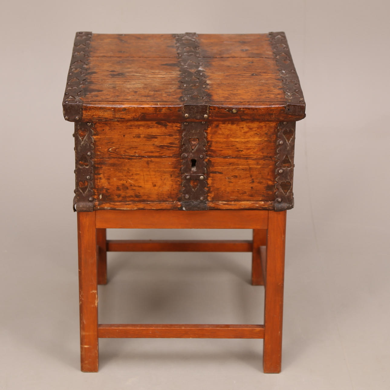 SKRIN på benställning, trä, järnbeslag, 1800-tal och 1900-tal.