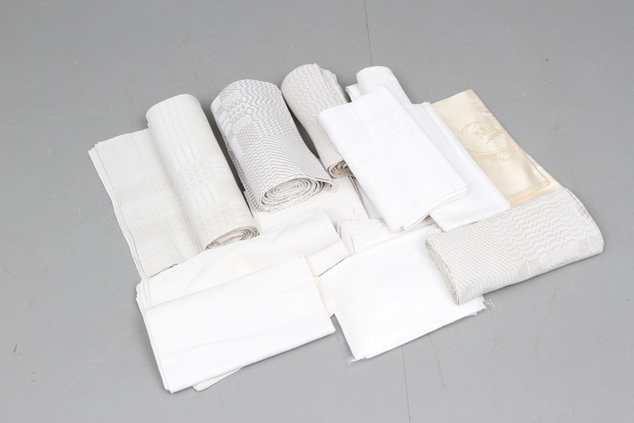 LINNEDUKAR m.m C:a 20 delar.