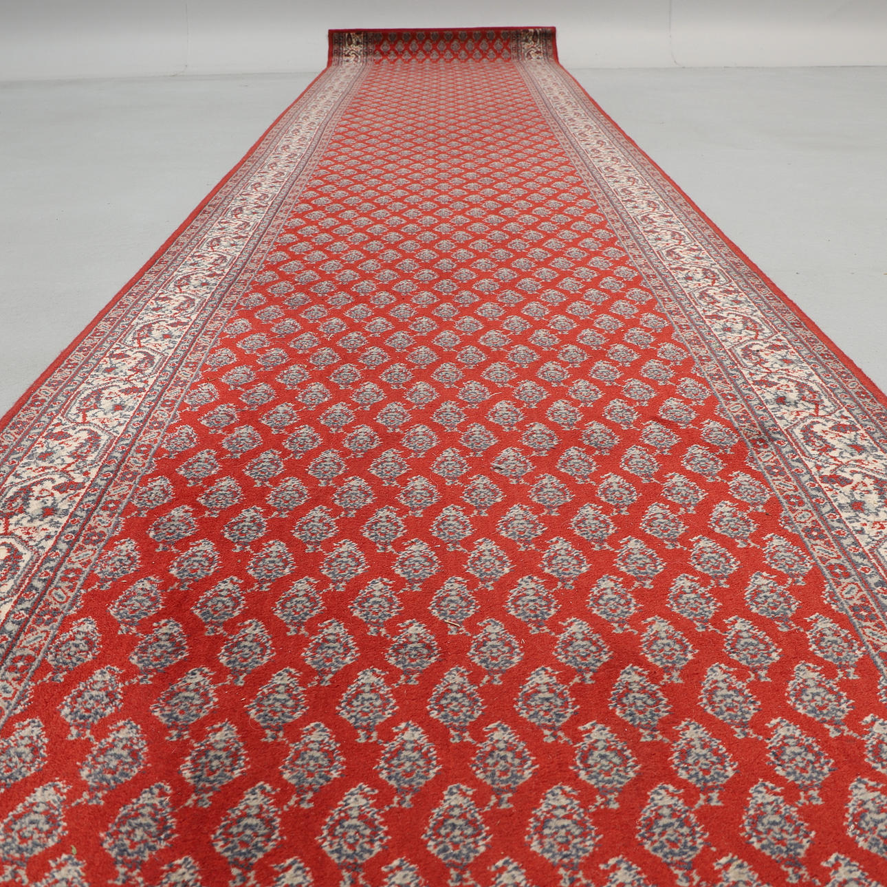 GALLERY CARPET, machine made, dimensions approx: 465x92 cm.