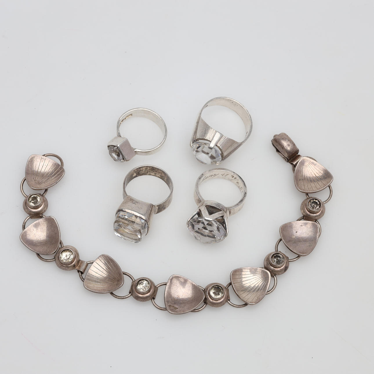 SILVER OBJECTS 5 pieces, gross weight approx. 41,6 grams.
