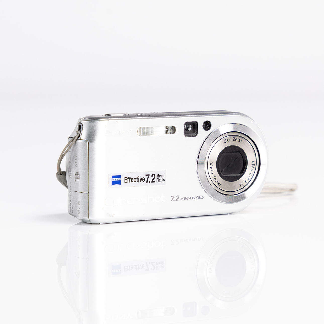 SONY. DSC-P200, 2006, Japan.