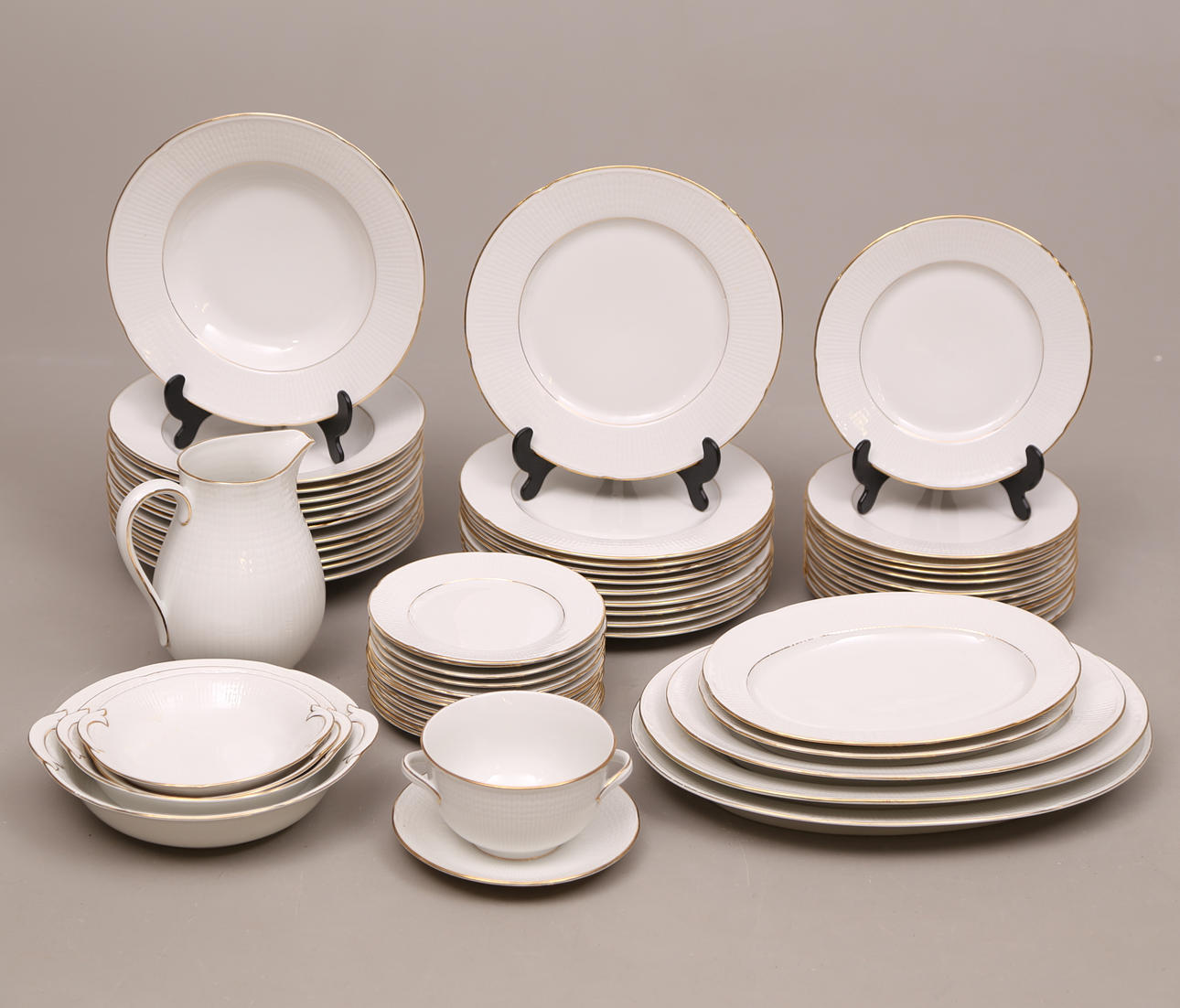 MATSERVIS, 56 delar, porslin, förgylld dekorrand, Rörstrand.