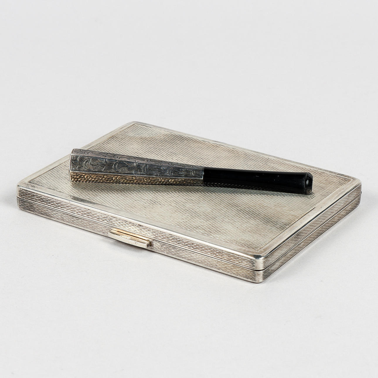 CIGARETTE CASE AND NOZZLE, silver.