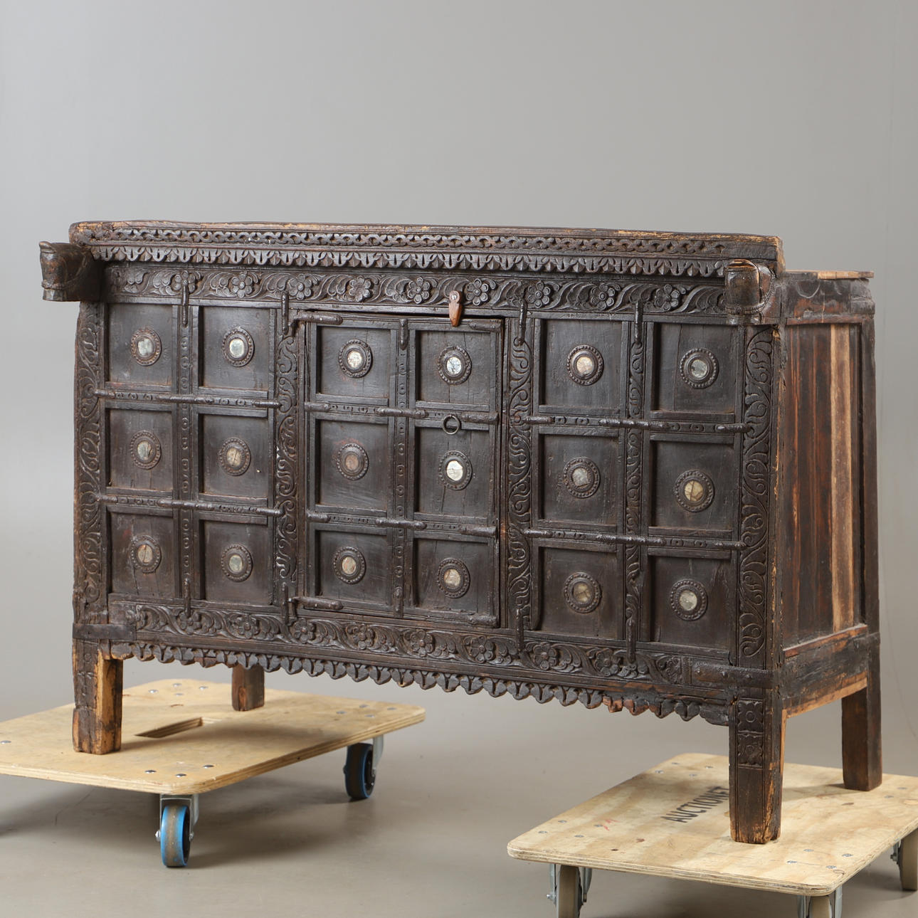 SKÅP, mörkbetsat trä, Asien.