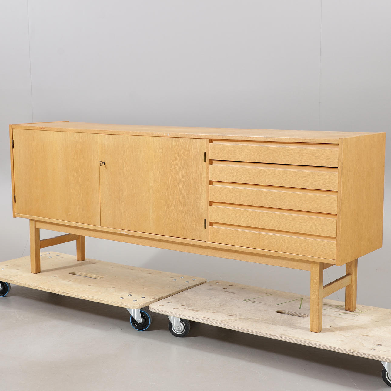 SIDEBOARD, ek, 1900-talets andra hälft.