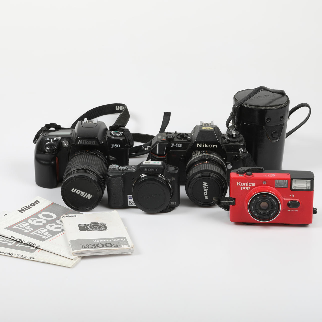 CAMERAS M. M., 5 pieces, fol. a. Nikon.