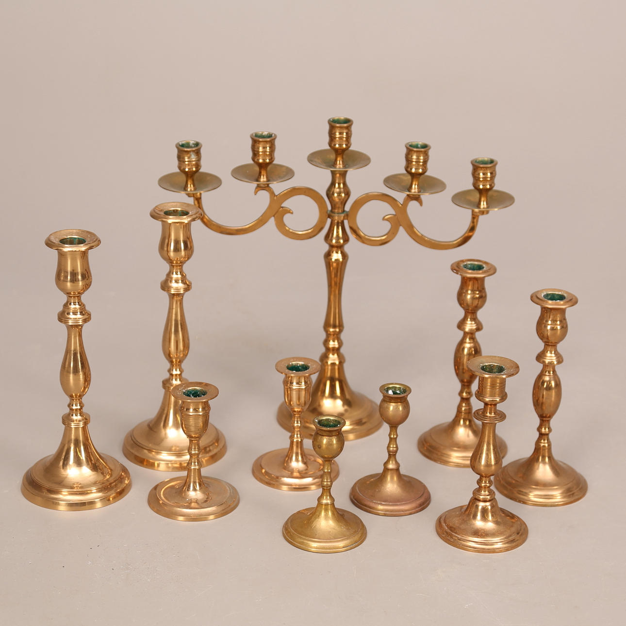 LJUSSTAKAR, 10 st, mässing/malm, sent 1900-tal.