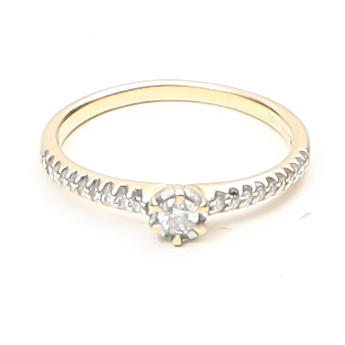 RING 18K, with faceted diamonds.