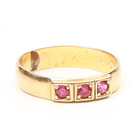 RING, 18k, with 3 inset red decors.