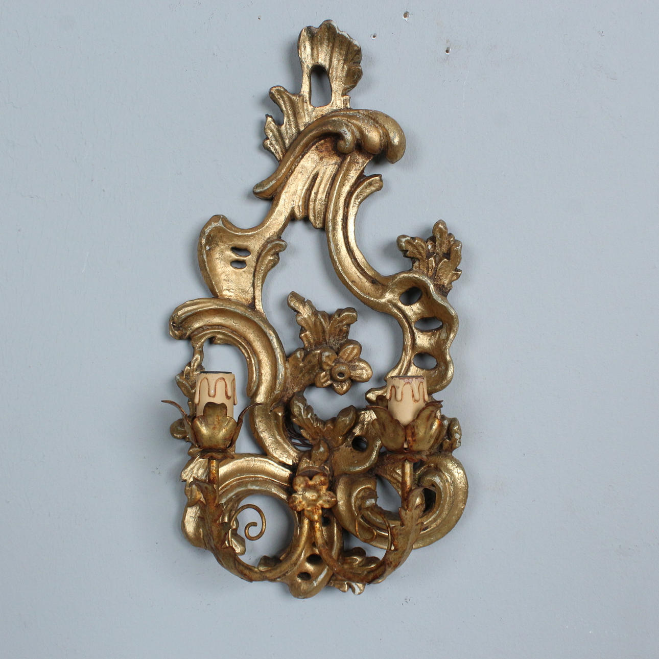 French-style wall lamp.