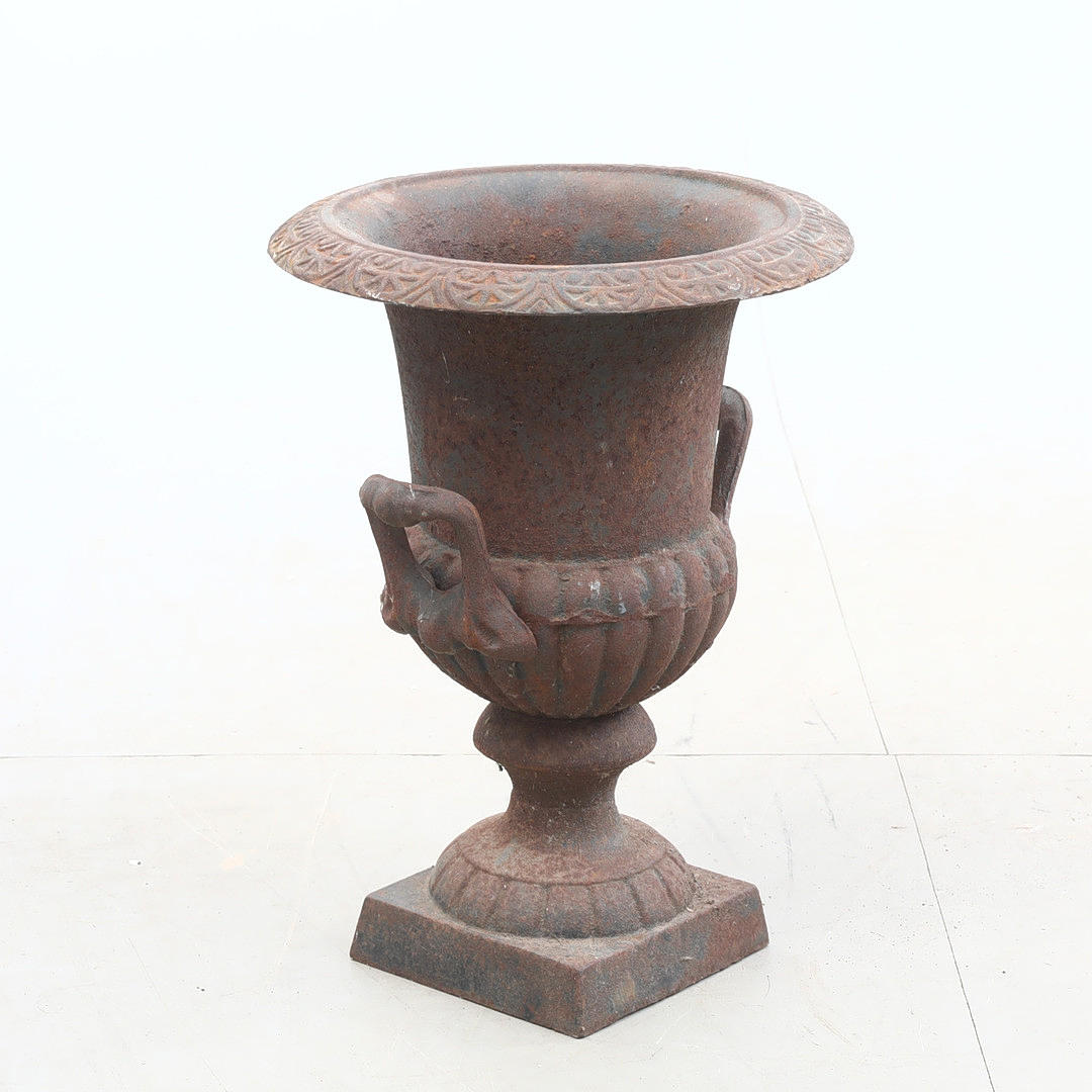 URN with HANDLE, cast iron.