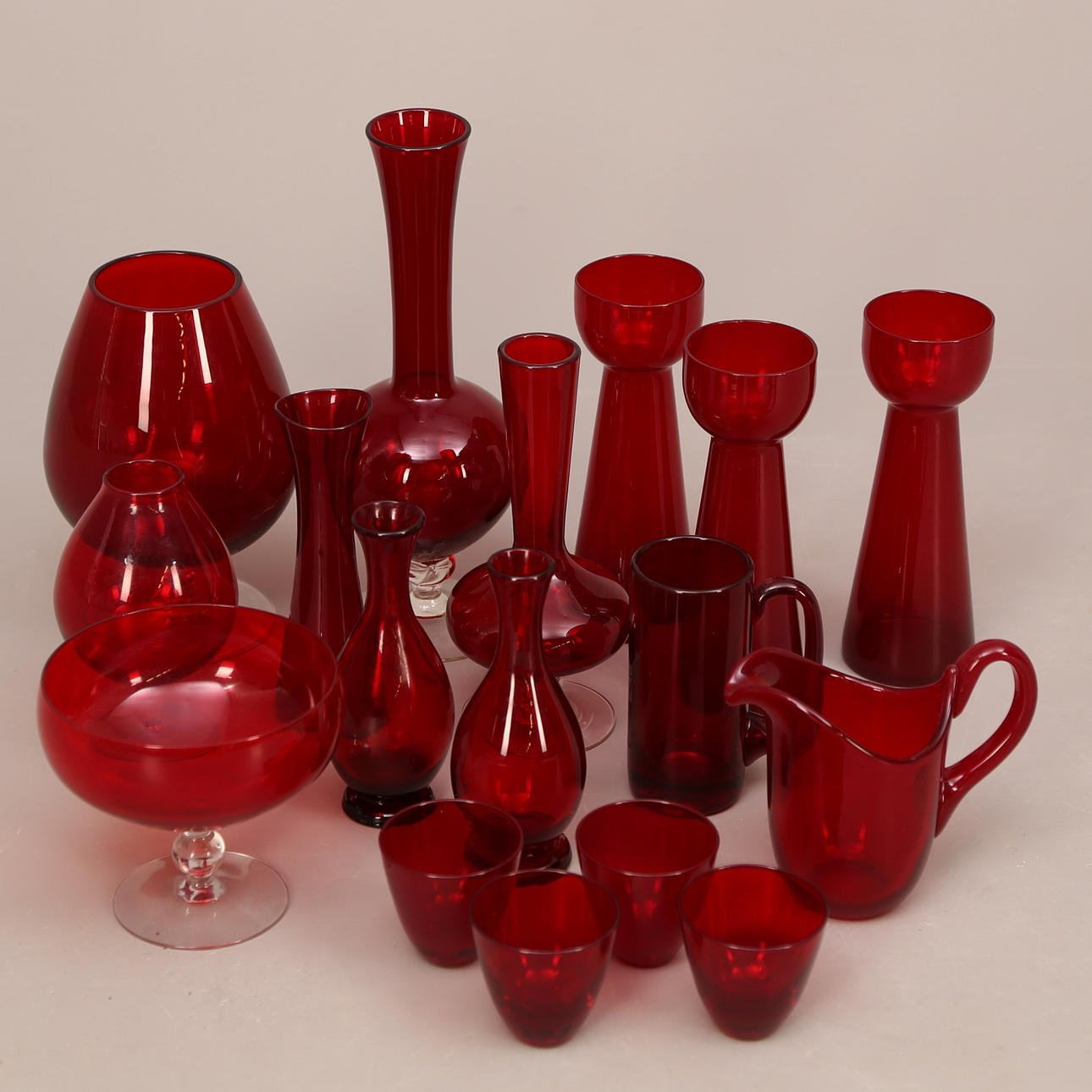 GLASFÖREMÅL, 17 st, röda, 1900-tal.