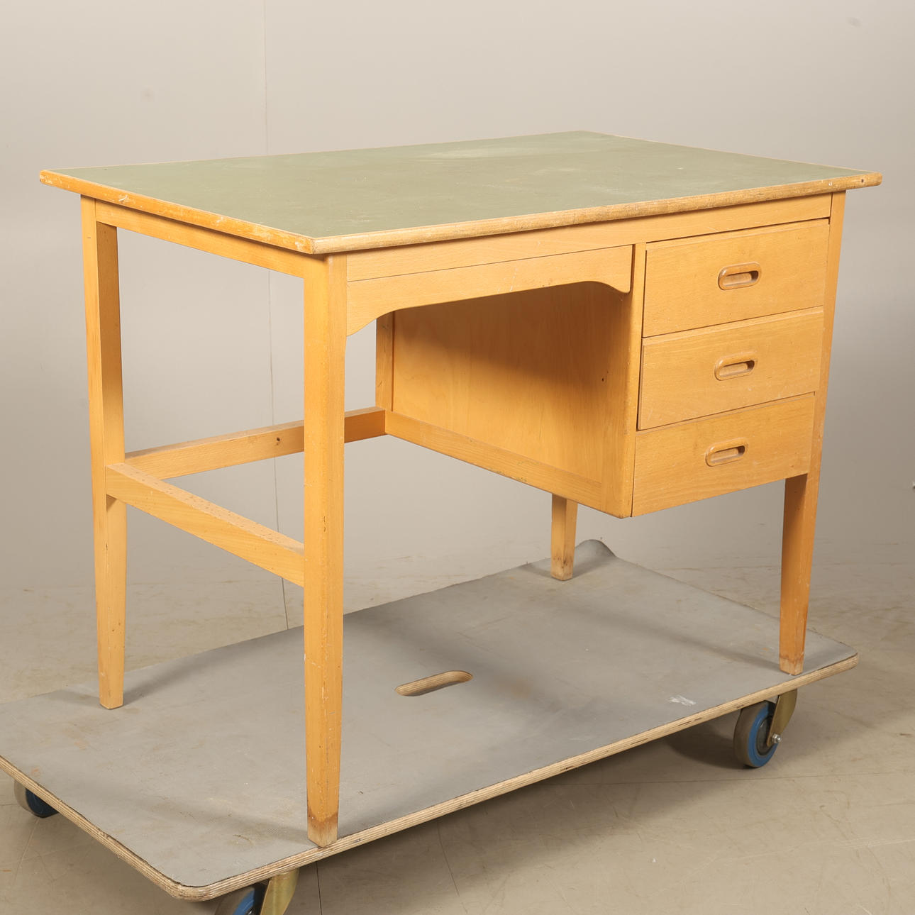 BARNSKRIVBORD, lövträ, omkring 1950.