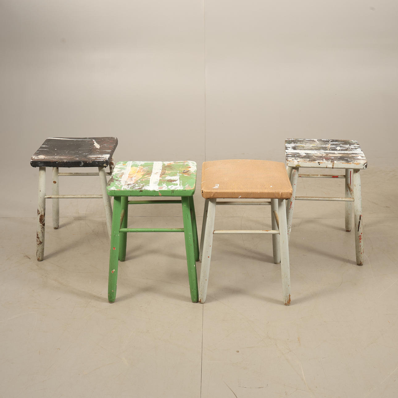 PALLAR, 4 stycken, bemålade, 1900-tal.