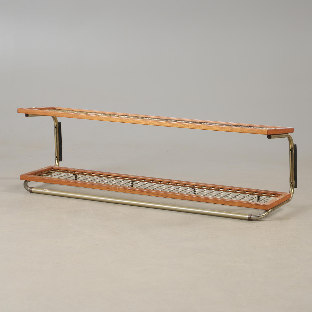 HATTHYLLA, teak och mässing, 1900-talets andra hälft.