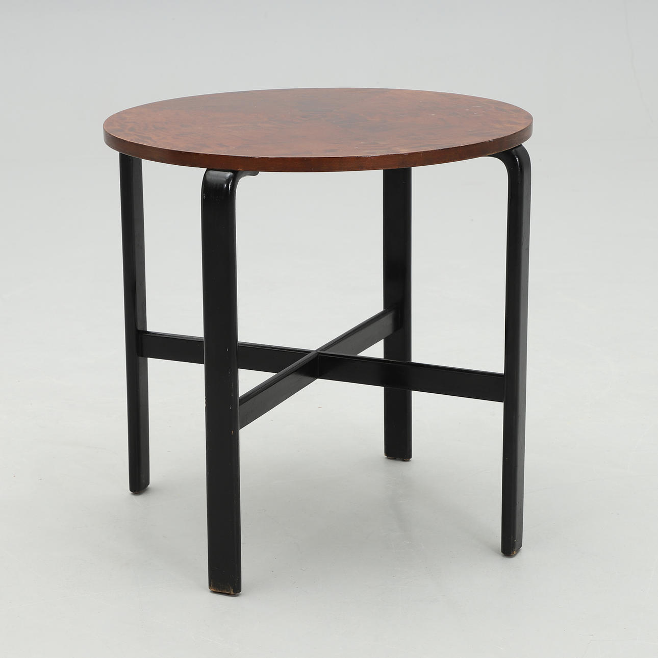 A 1930s funk-style coffee table.