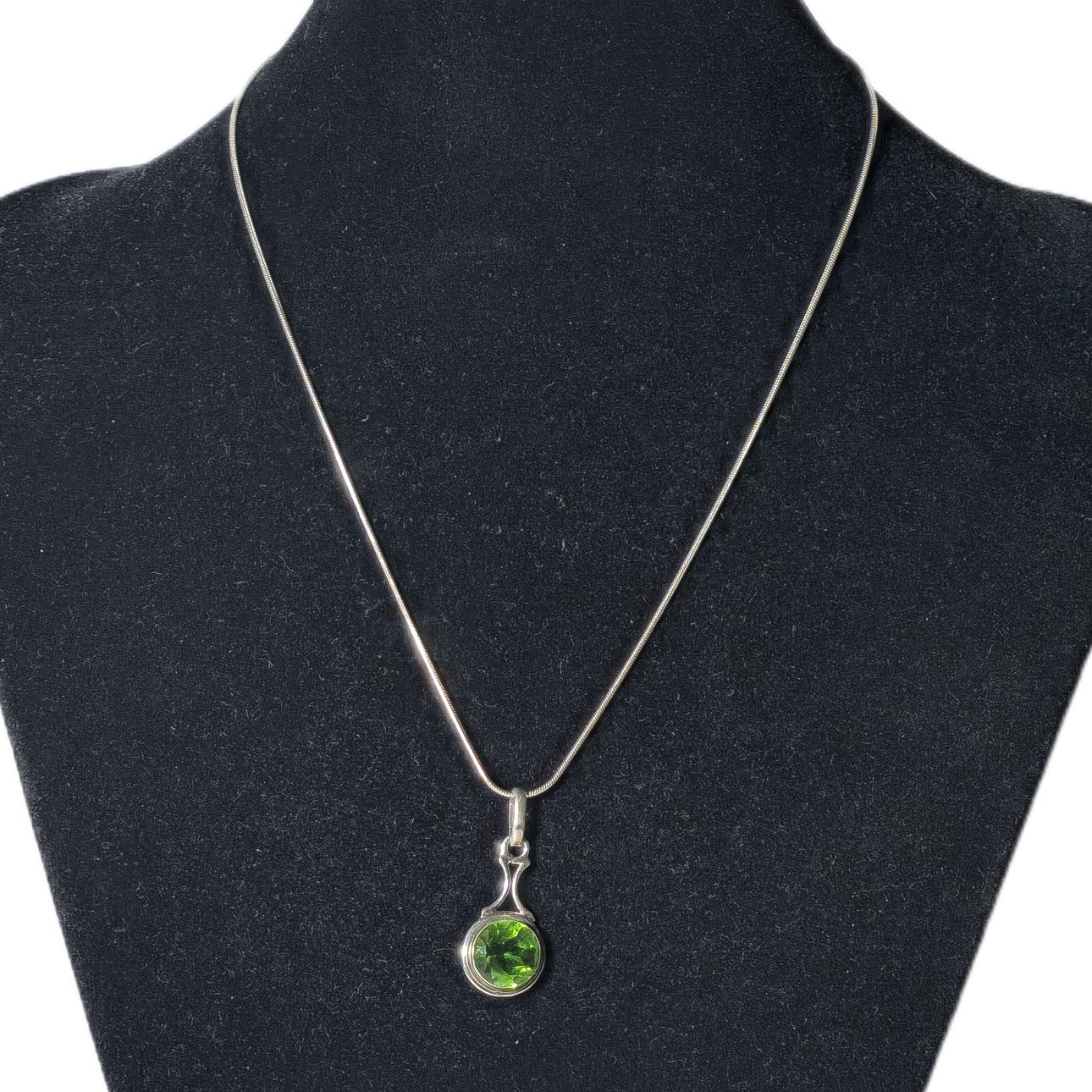SILVER NECKLACE WITH OLIVINE.