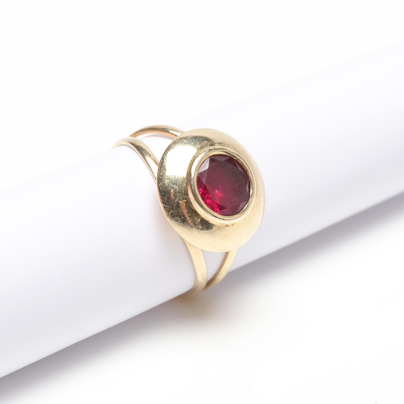 RING with red stone, 14K, Gold, weight approx. 2,8 grams.