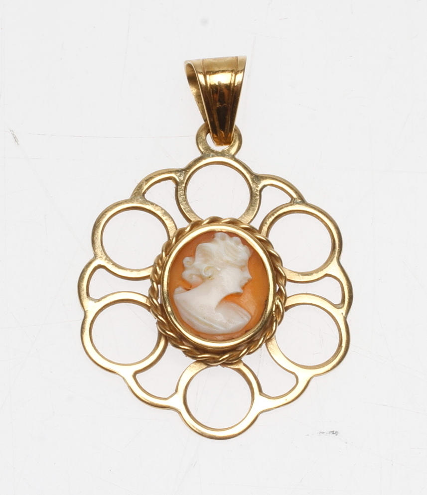 HÄNGE CAME, 18k guld, total vikt ca 4.8 gr.