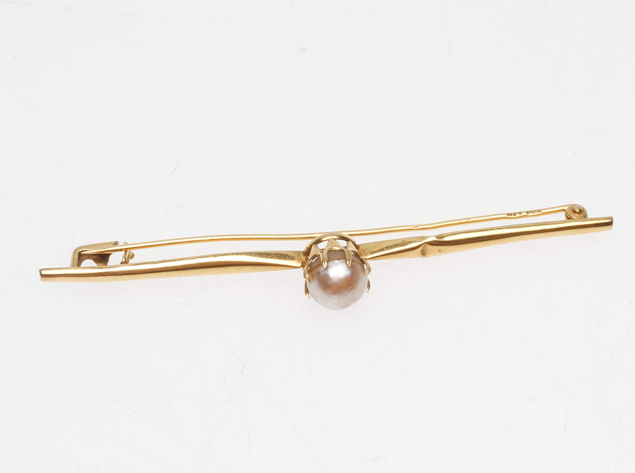 BROSCH MED PÄRLA, 18k guld, total vikt ca 2 gr.