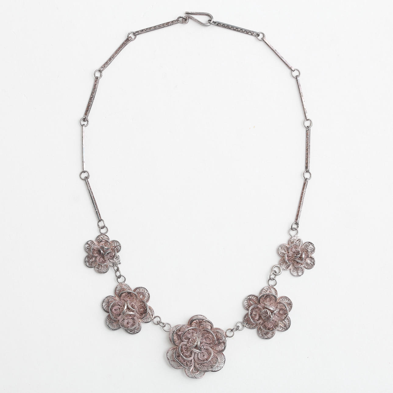 COLLIER, filigran/ silver i form av blommor.