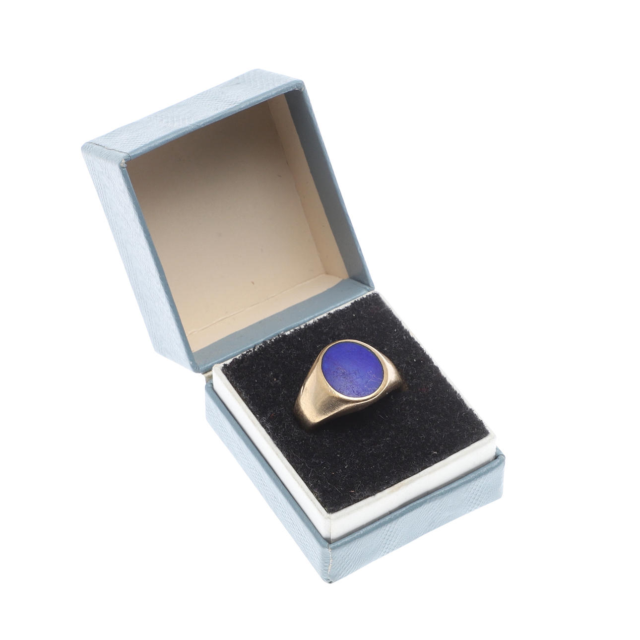 A LAPIS LAZULI AND 9CT GOLD SIGNET RING.