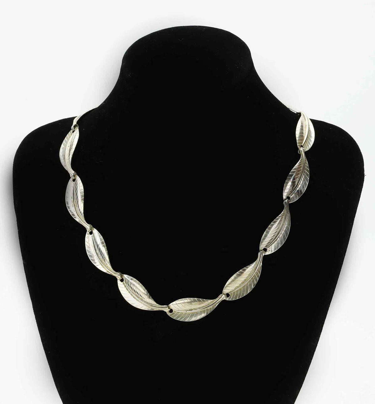 COLLIER, Sterlingsilver, lövformade länkar, 1900-tal.
