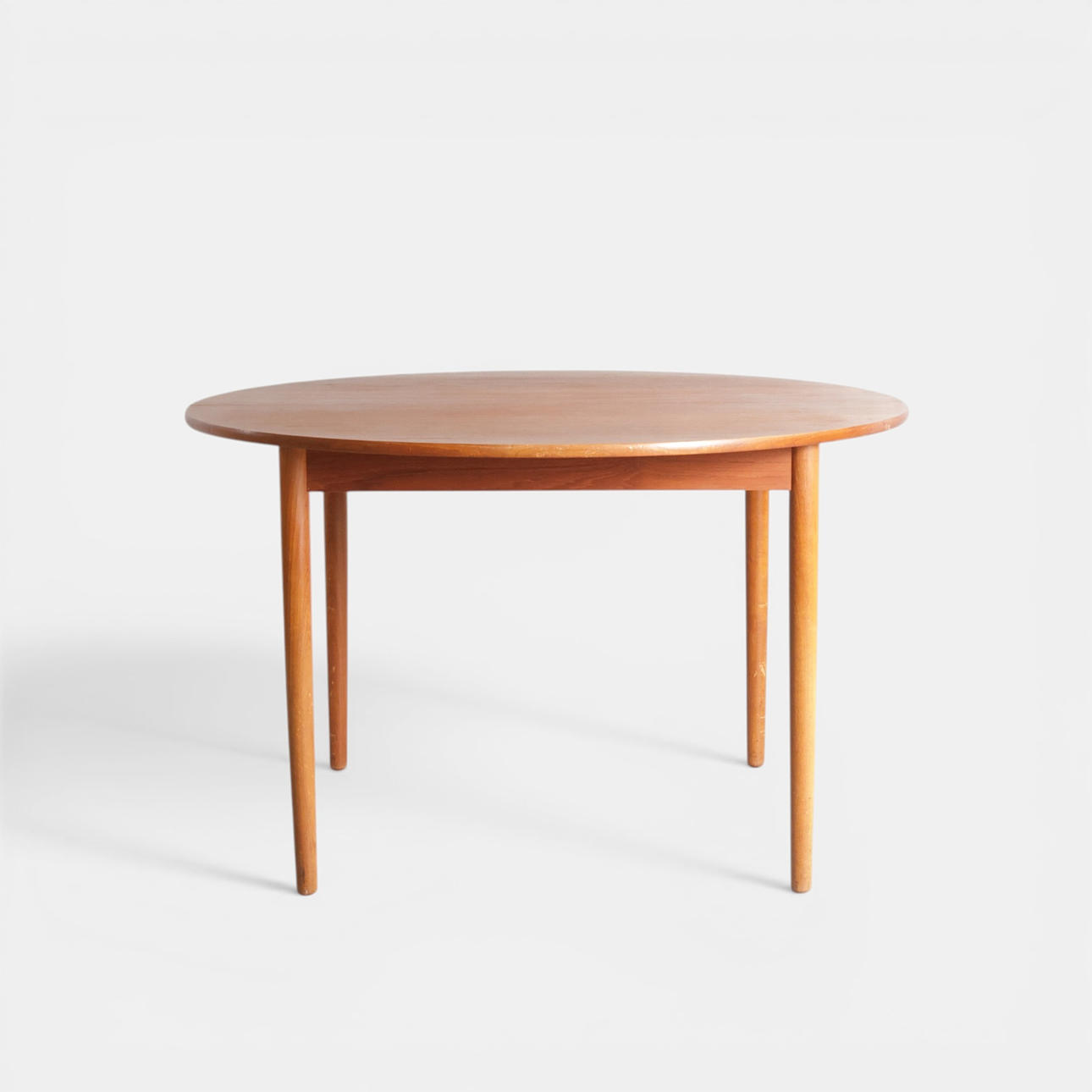 Circular dining table, pull-out plate, two included additional plates, round tapered legs. Denmark, 1960s (1+2).