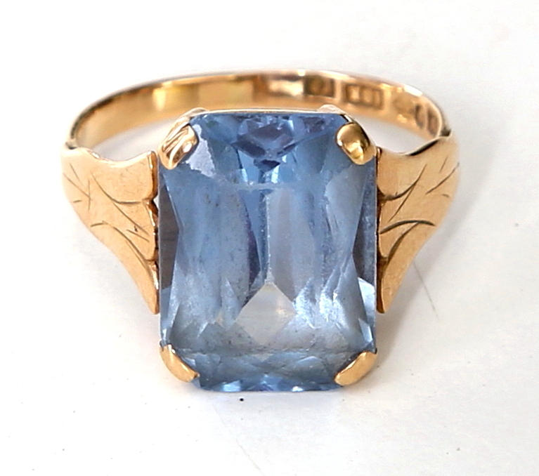 RING, 18 K guld, med akvamarin, 1945, vikt 4,75 gram.
