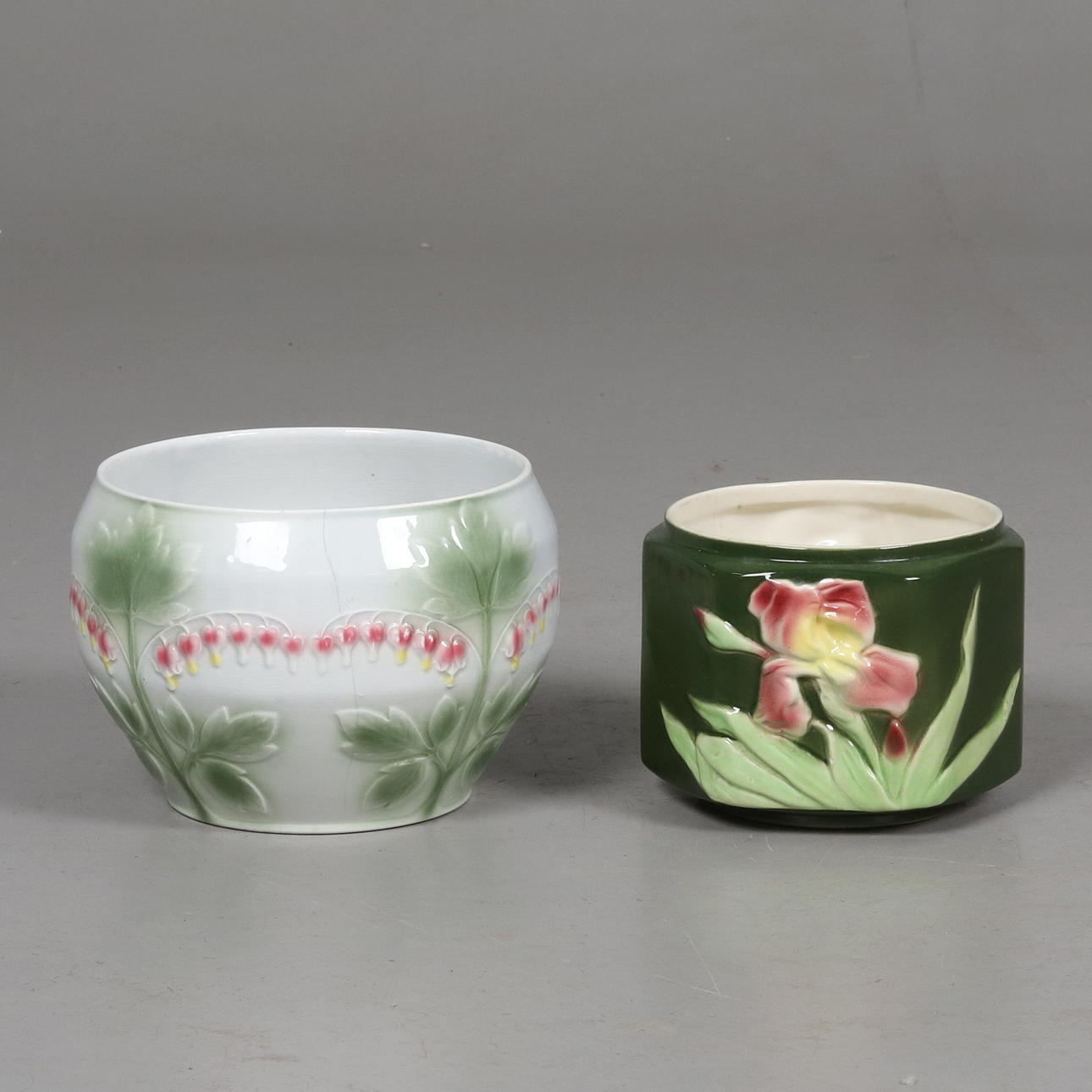 OUTER LINING. 2 pcs. A 20th-century majolica.