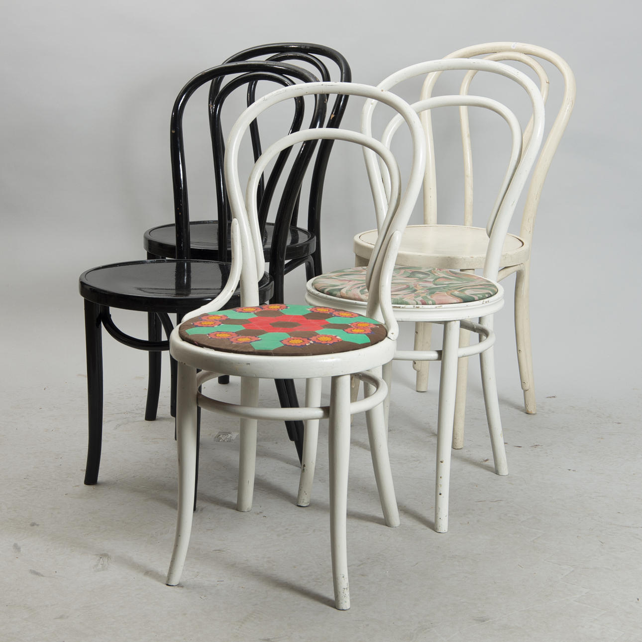 STOLAR, 5 stycken, svart samt vitmålade, böjträ.