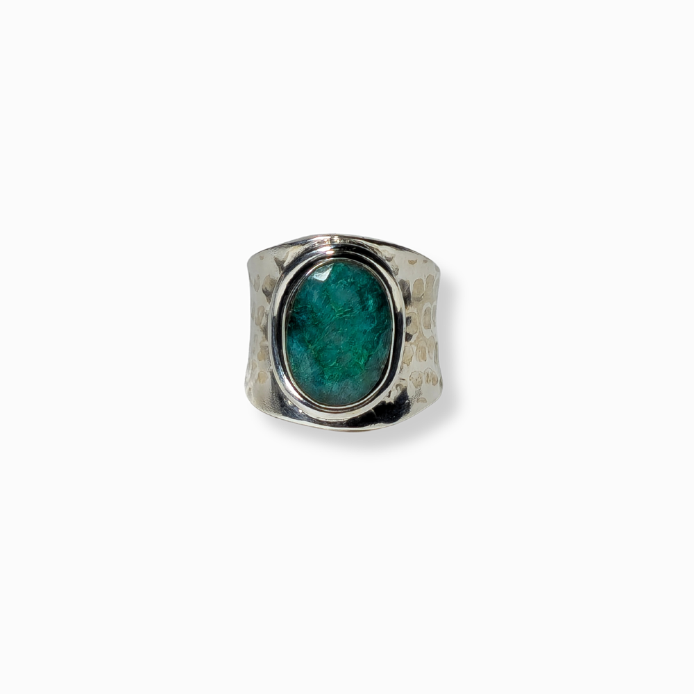 HAMMERED SILVER RING WITH OVAL CUT EMERALD ROOT.
