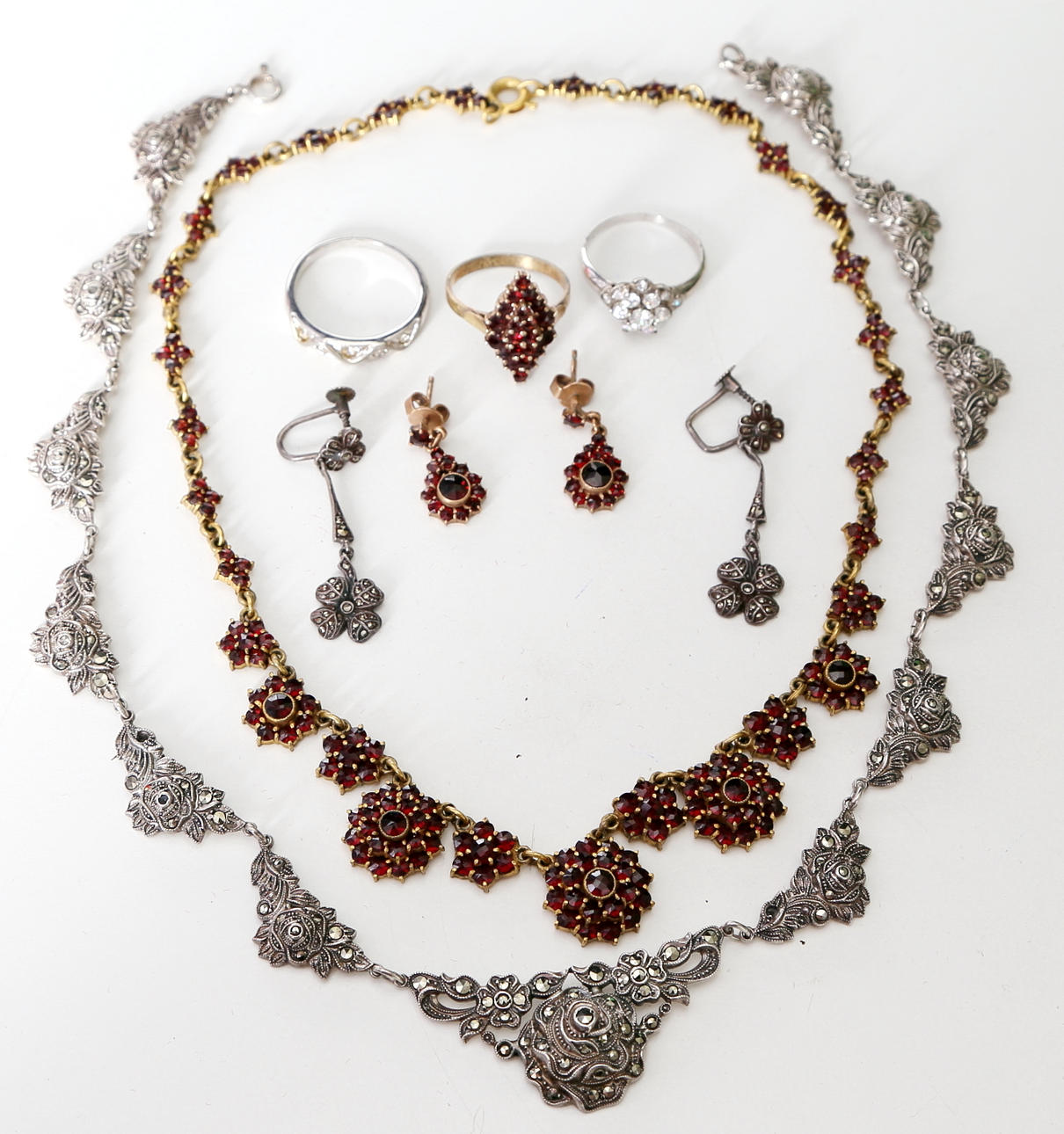 GRANATGARNITYR samt SILVERSMYCKEN, förgyllt silver samt silver, vikt 39,5 gram.